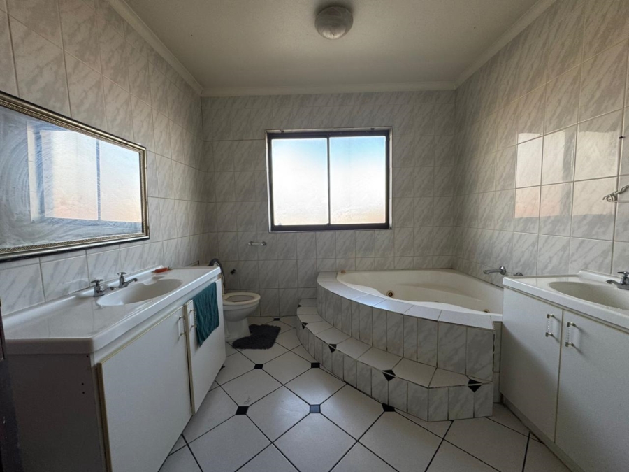 6 Bedroom Property for Sale in Tuscany Glen Western Cape